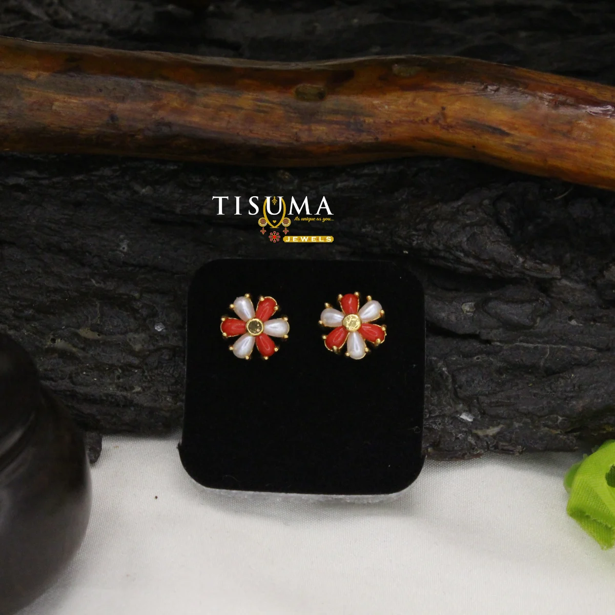 Red and white flower-shaped imitation stud earrings with gold-tone centres